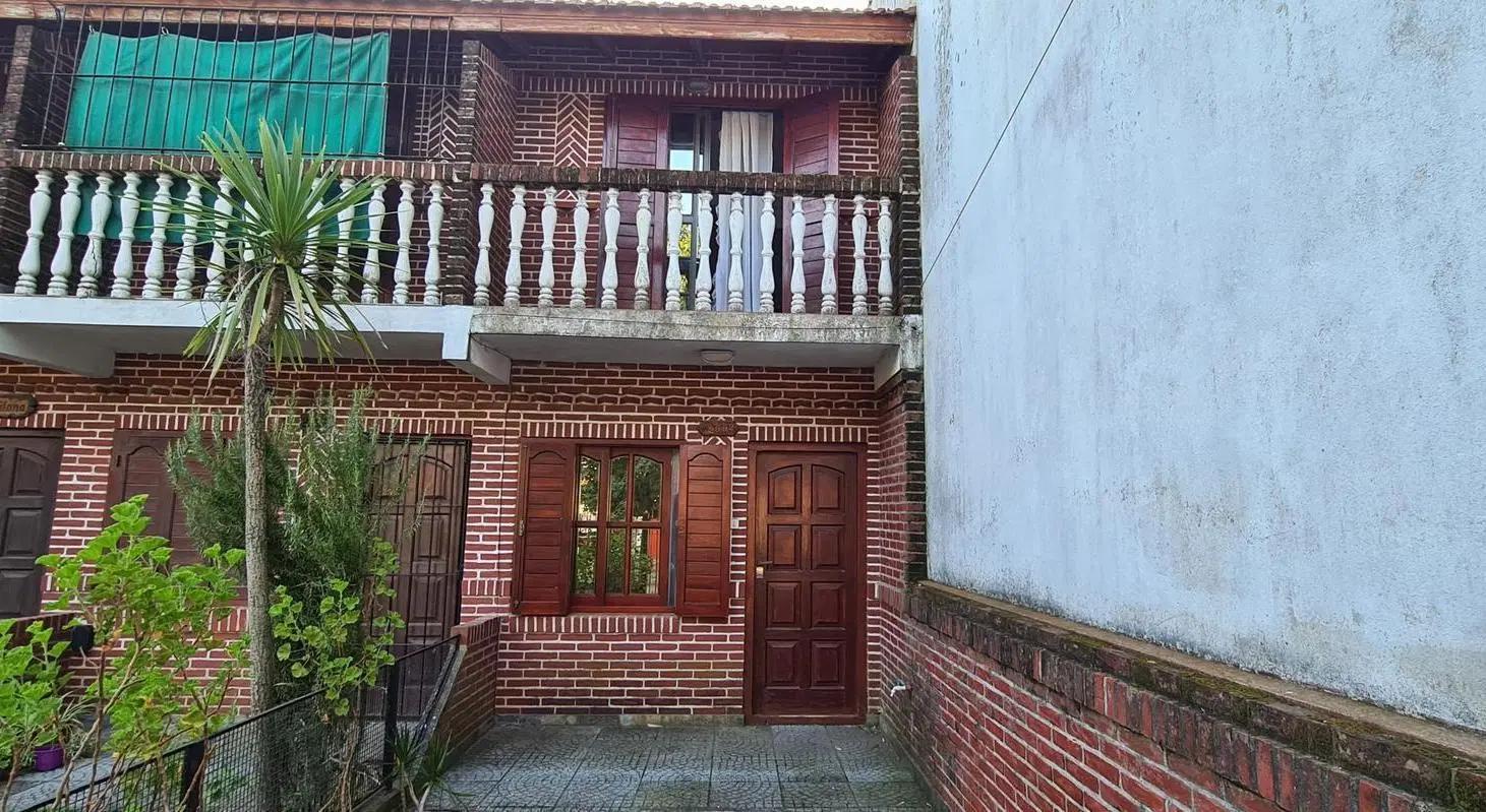 DUPLEX CUATRO AMBIENTES CON COCHERA Y PATIO CON QUINCHO 4