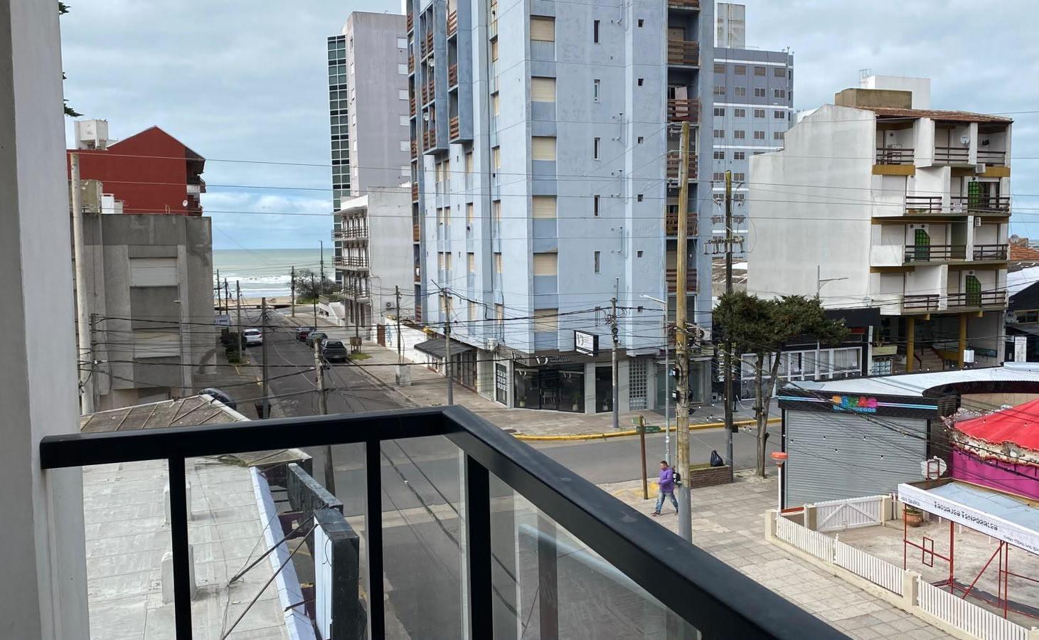 Foto de DEPARTAMENTO MONOAMBIENTE CON COCHERA - INMEJORABLE UBICACIÓN, imagen 3