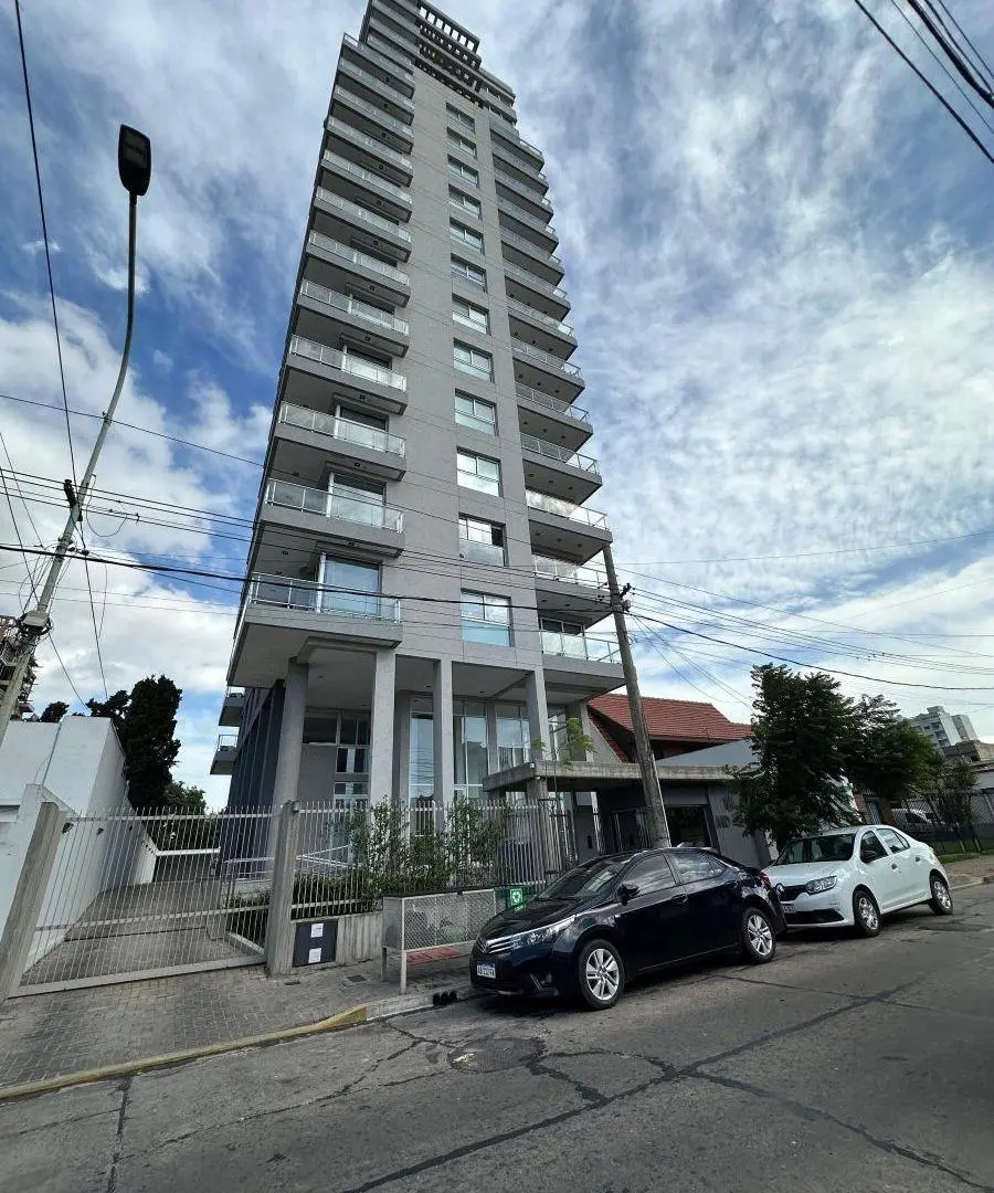 Departamento piso 1 de 2 ambientes con cochera y excelentes amenities en el centro de Berazategui 1