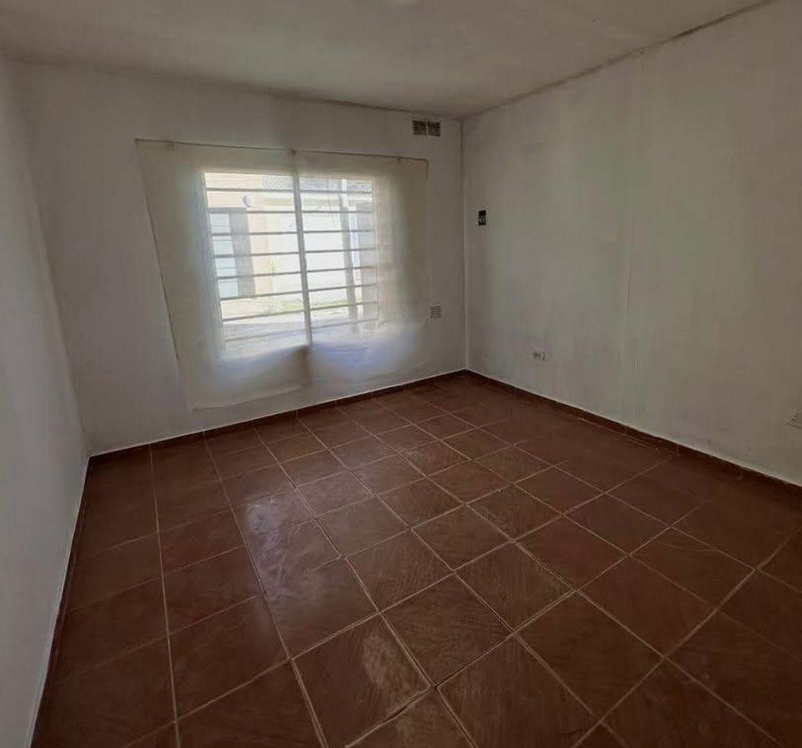 Foto de Casa de 3 ambientes en Barrio Semi Cerrado con patio, entrada para auto, imagen 1