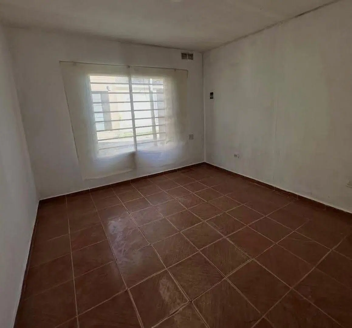 Casa de 3 ambientes en Barrio Semi Cerrado con patio, entrada para auto y amplio espacio exterior 1