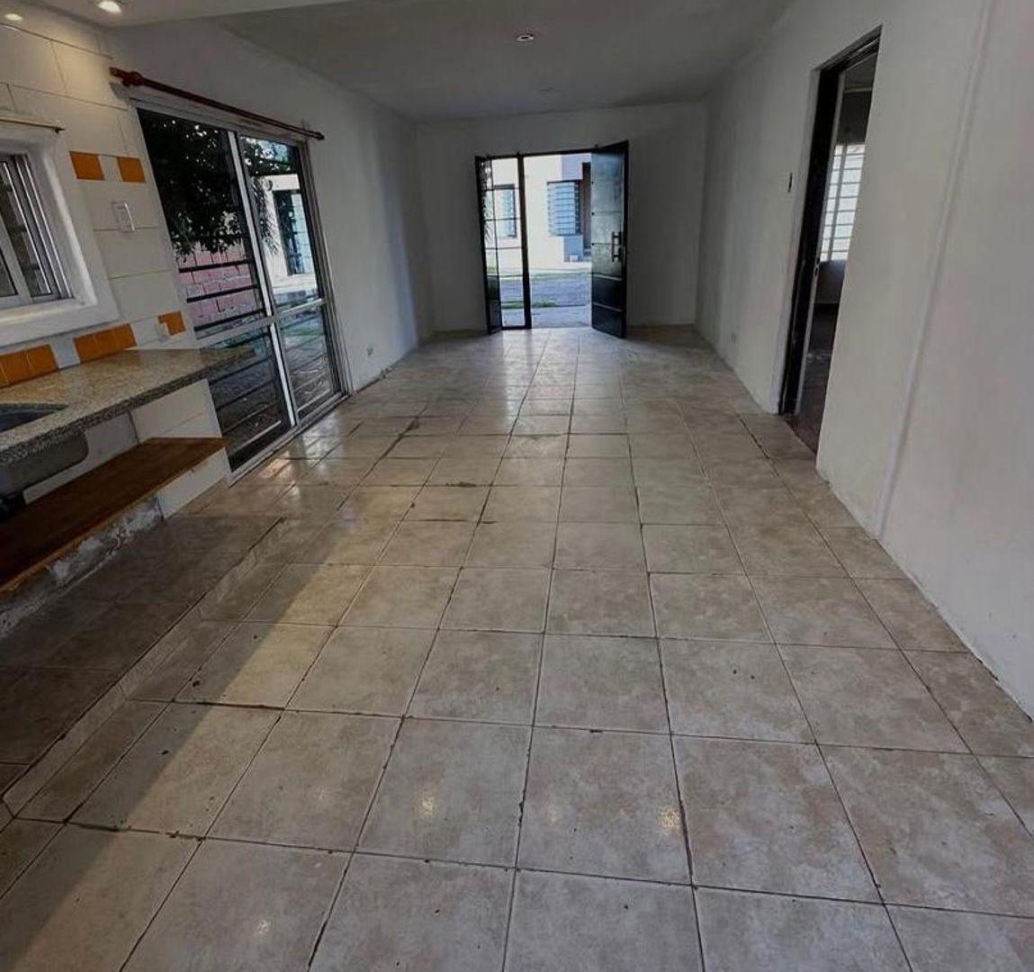 Foto de Casa de 3 ambientes en Barrio Semi Cerrado con patio, entrada para auto, imagen 3