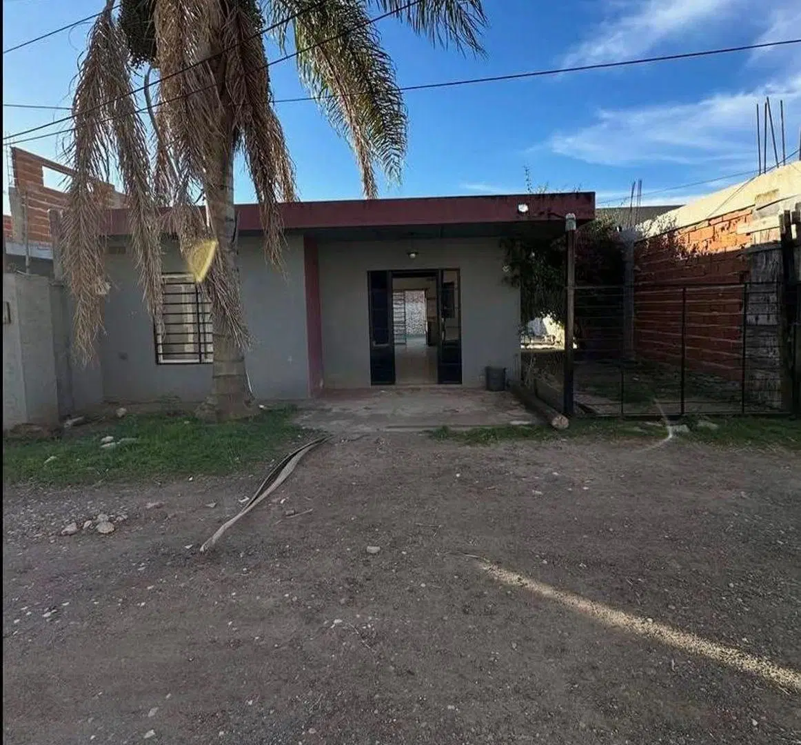 Casa de 3 ambientes en Barrio Semi Cerrado con patio, entrada para auto y amplio espacio exterior 4
