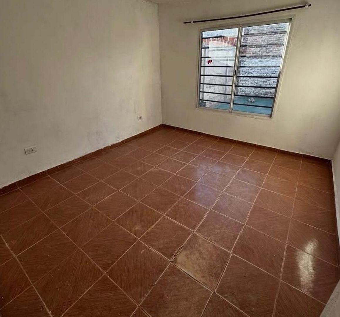 Foto de Casa de 3 ambientes en Barrio Semi Cerrado con patio, entrada para auto, imagen 2
