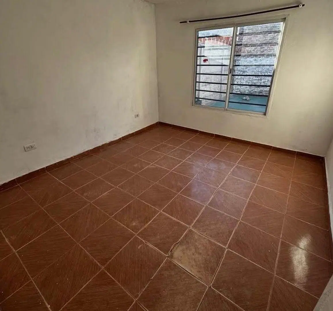 Casa de 3 ambientes en Barrio Semi Cerrado con patio, entrada para auto y amplio espacio exterior 2