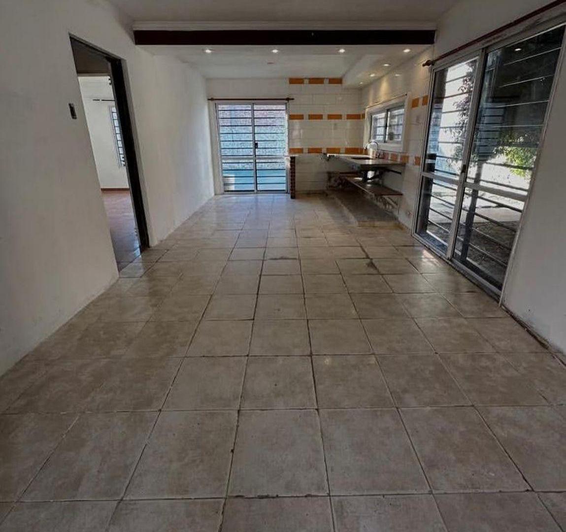 Casa de 3 ambientes en Barrio Semi Cerrado con patio, entrada para auto y amplio espacio exterior