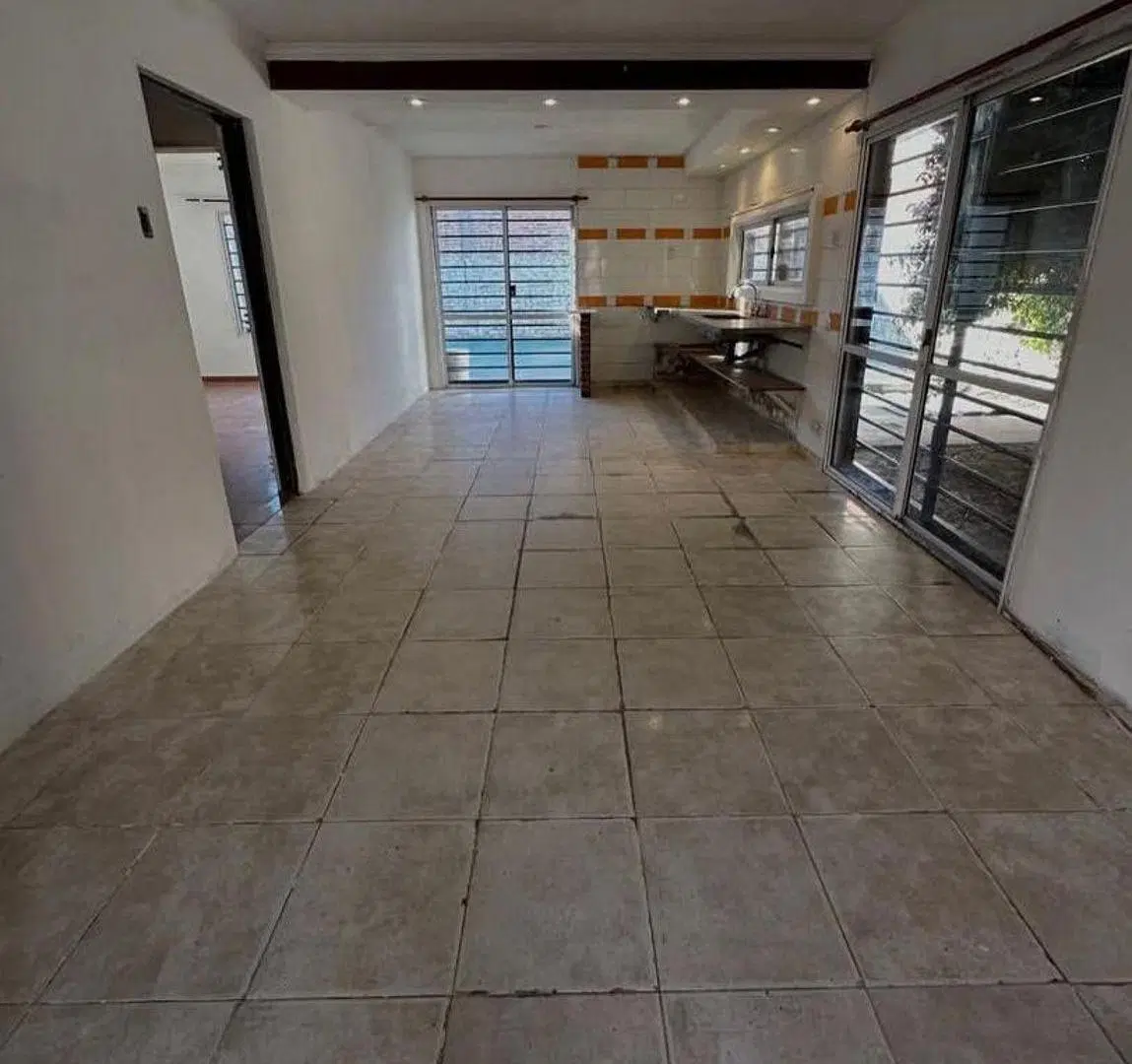 Casa de 3 ambientes en Barrio Semi Cerrado con patio, entrada para auto y amplio espacio exterior 5