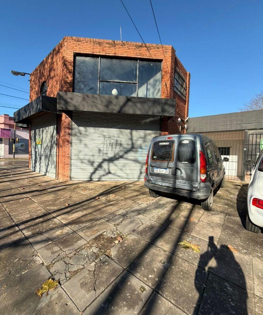 Amplio inmueble comercial con patio y oficinas en estratégica ubicación
