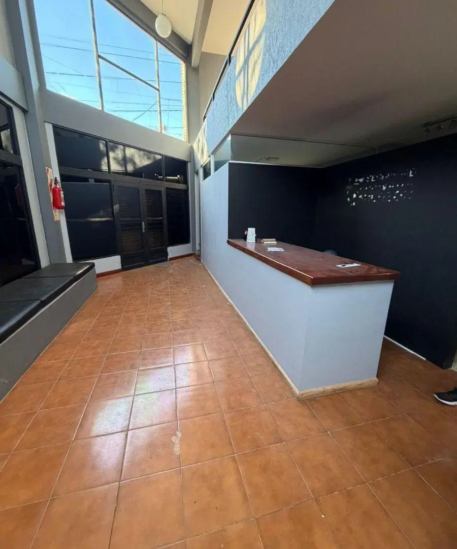 Amplio inmueble comercial con patio y oficinas en estratégica ubicación 3