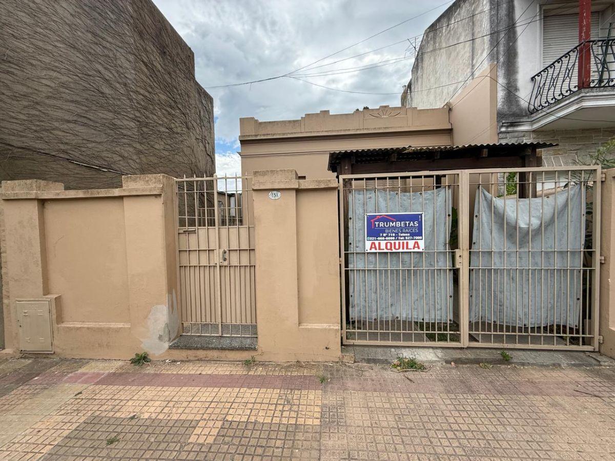 RETASADA!!! Casa Antigua, con 2 dormitorios en alquiler en Tolosa, Sobre un lote de 200 m²