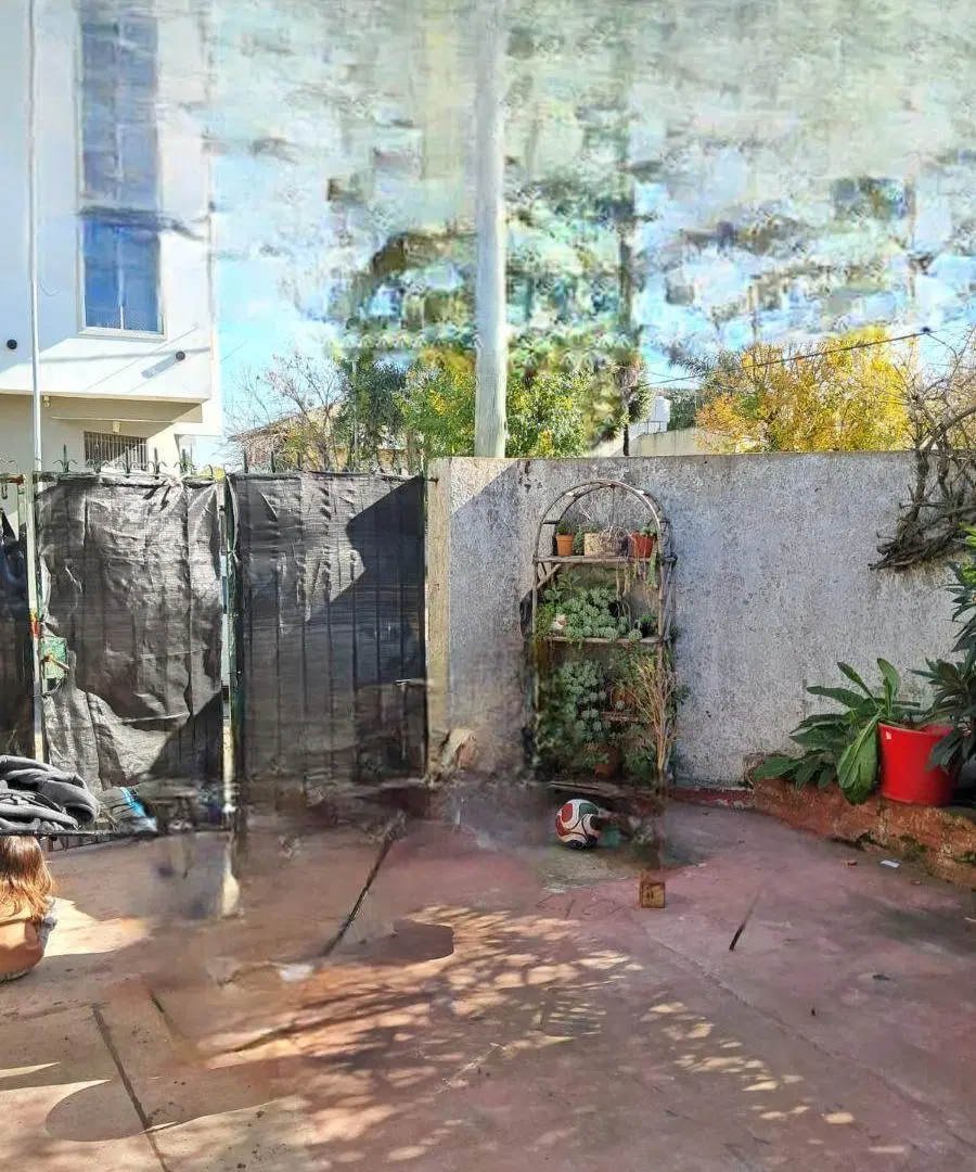 CASA EN ESQUINA (P.H.) con entrada para auto y patio. 2