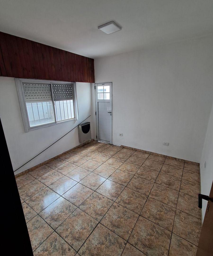 Foto de AMPLIA CASA EN ALQUILER EN RINGUELET -Apta 2 familias- Trabajo desde, imagen 4