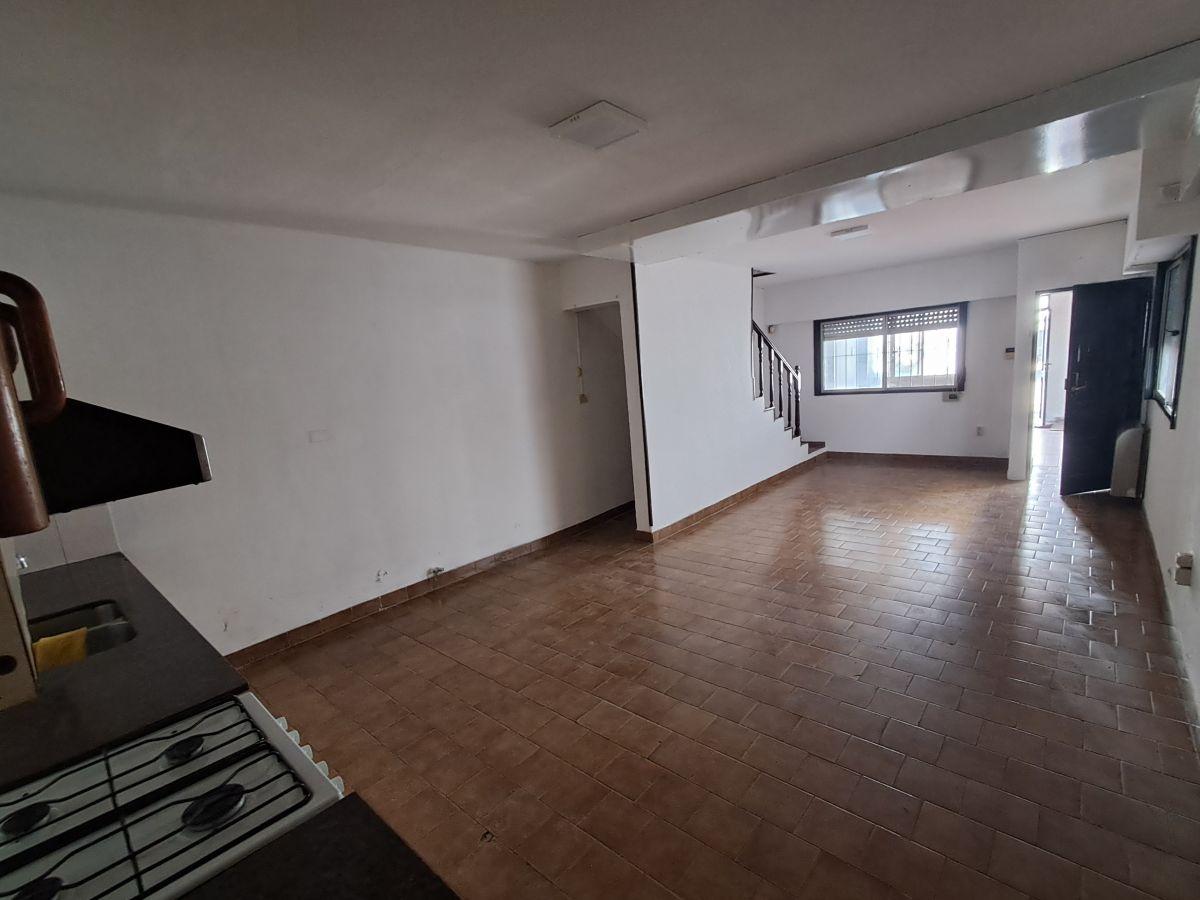 Foto de AMPLIA CASA EN ALQUILER EN RINGUELET -Apta 2 familias- Trabajo desde, imagen 2