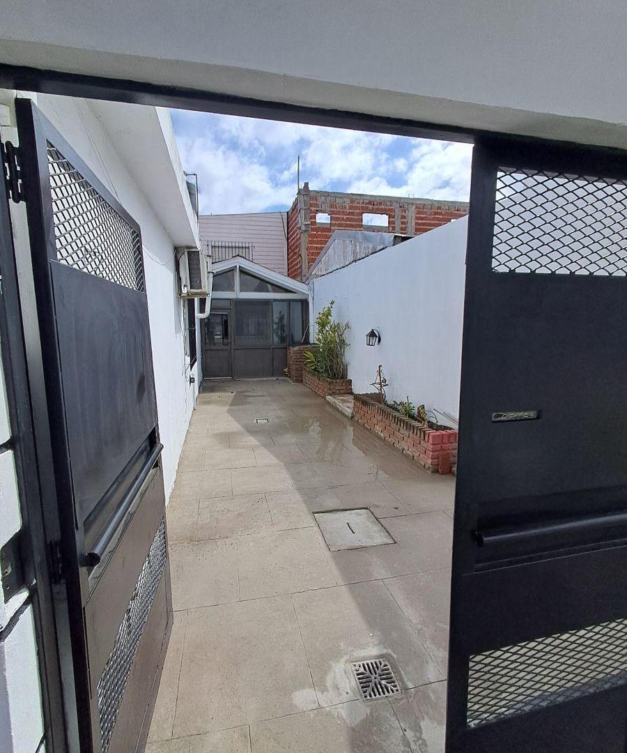 Foto de AMPLIA CASA EN ALQUILER EN RINGUELET -Apta 2 familias- Trabajo desde, imagen 1