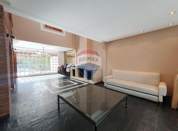 VENTA CASA 5 AMBIENTES C/ PILETA/PARRILLA/COCHERAS 2