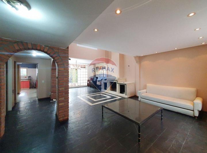 VENTA CASA 5 AMBIENTES C/ PILETA/PARRILLA/COCHERAS 4