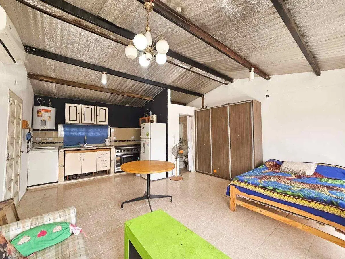 Venta Casa con cochera mas locales sobre avenida. 4