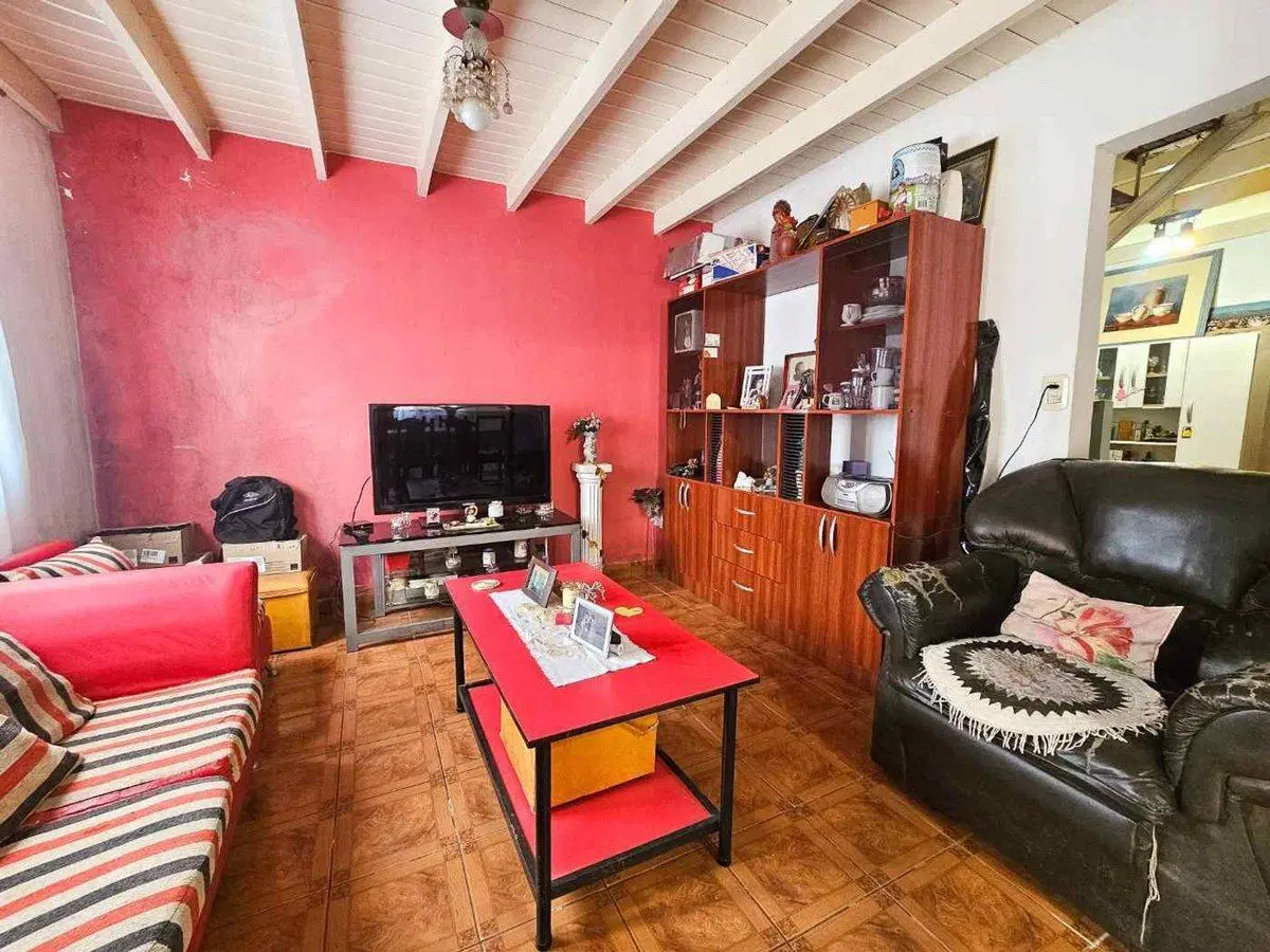 Venta Casa con cochera mas locales sobre avenida. 2