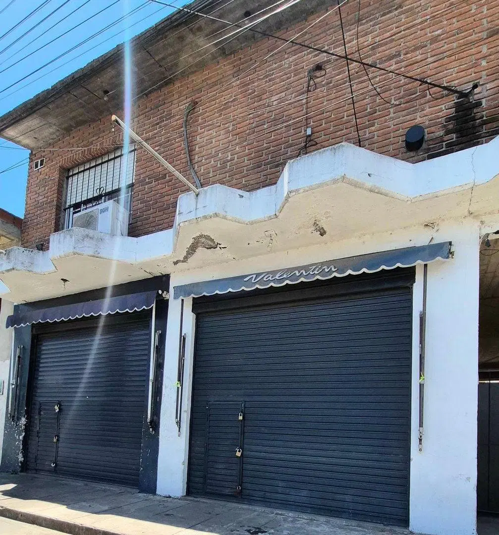 Venta Casa con cochera mas locales Zona Comercial 5