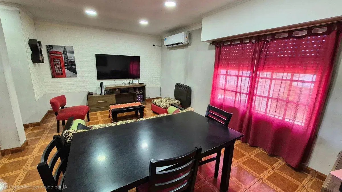 Venta Casa con cochera mas locales Zona Comercial 4