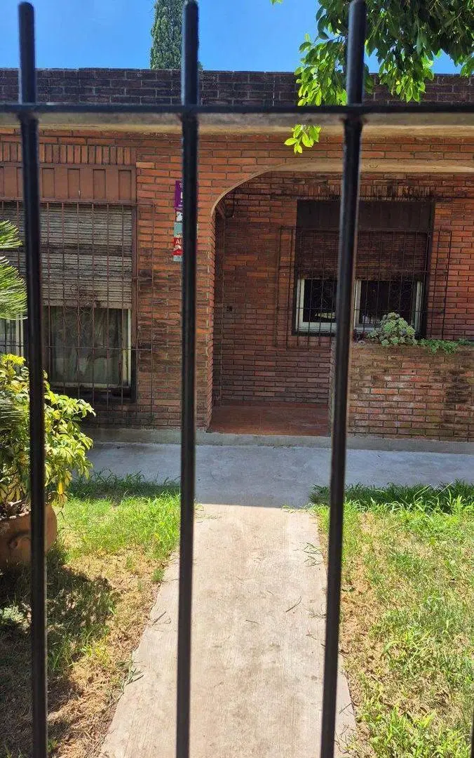 Venta Casa 5 Ambientes con Cochera en Gran Terreno 3
