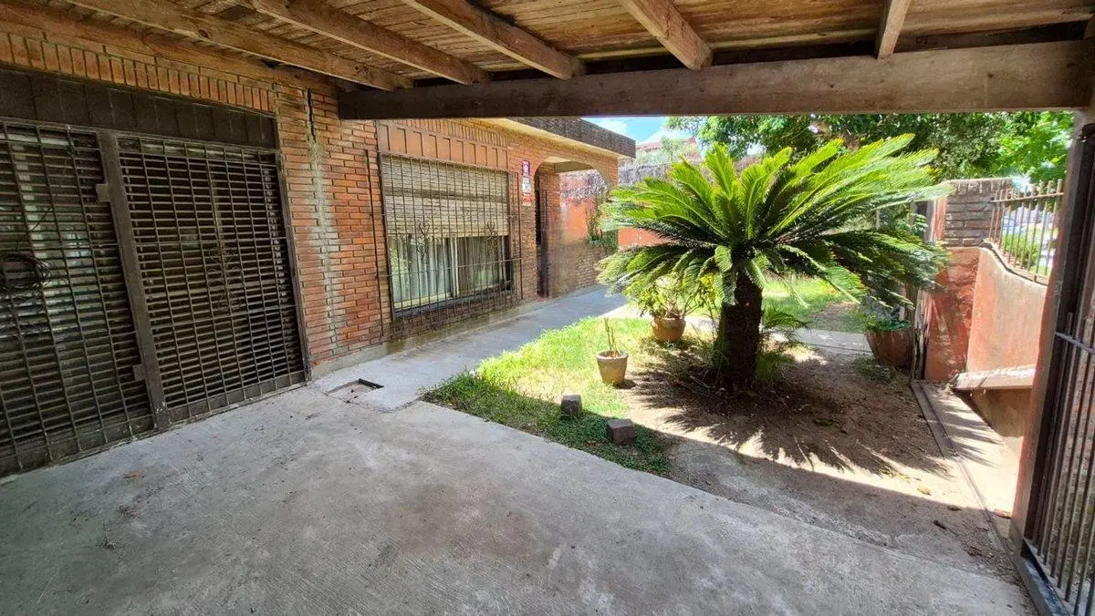 Venta Casa 5 Ambientes con Cochera en Gran Terreno 2