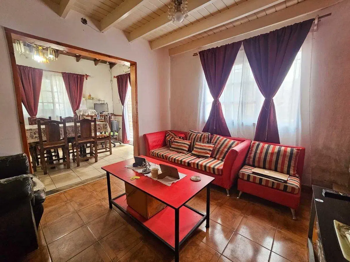 Venta Casa con cochera mas locales sobre avenida. 5