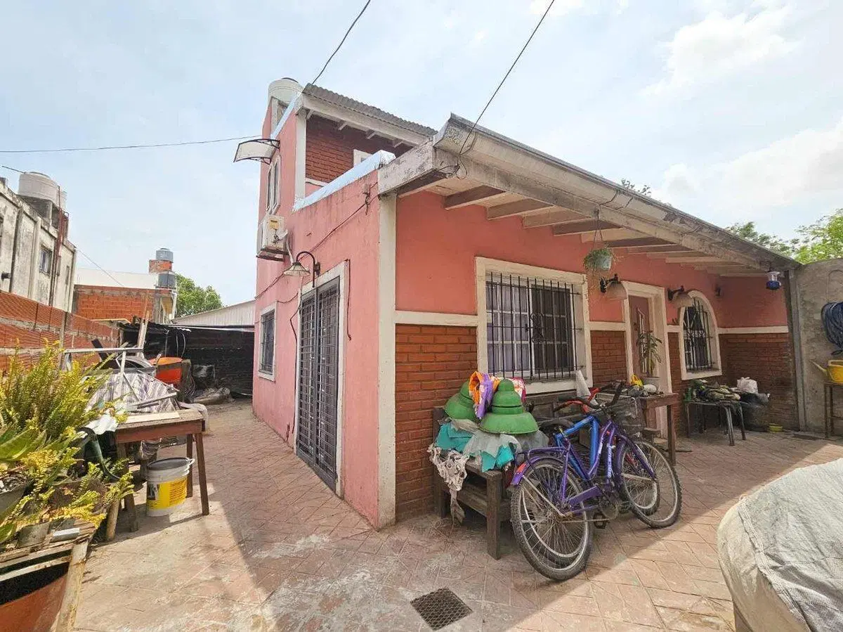 Venta Casa con cochera mas locales sobre avenida. 2