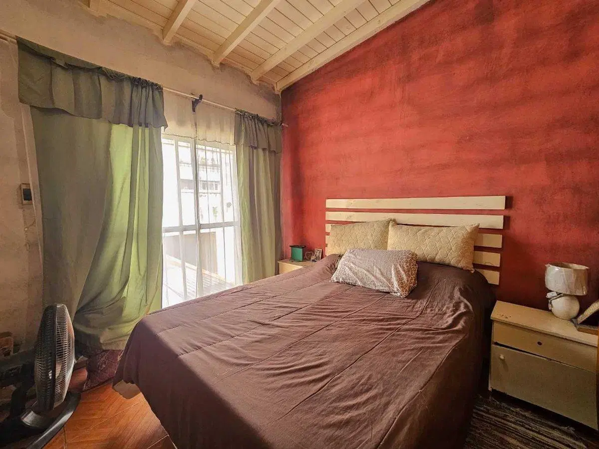 Venta Casa con cochera mas locales sobre avenida. 4