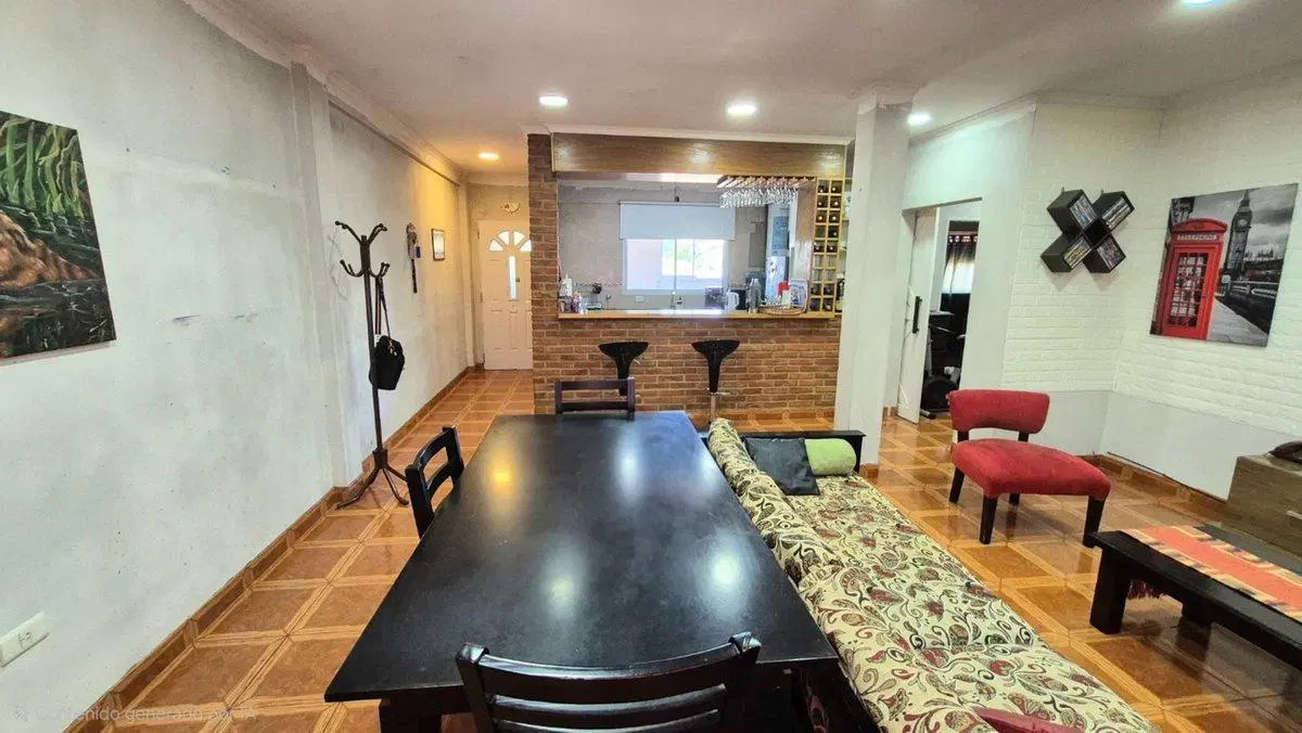 Venta Casa con cochera mas locales Zona Comercial 5