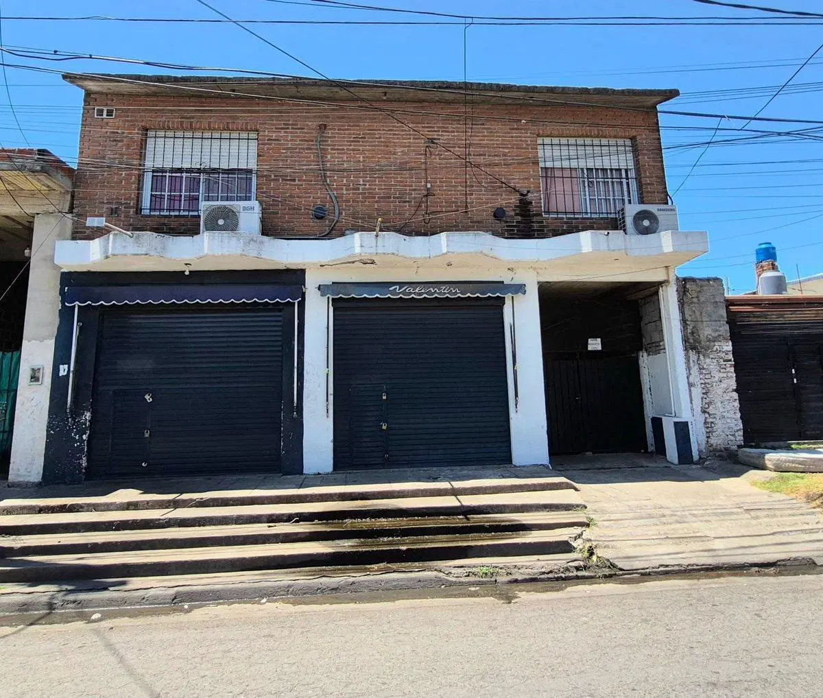 Venta Casa con cochera mas locales Zona Comercial 4