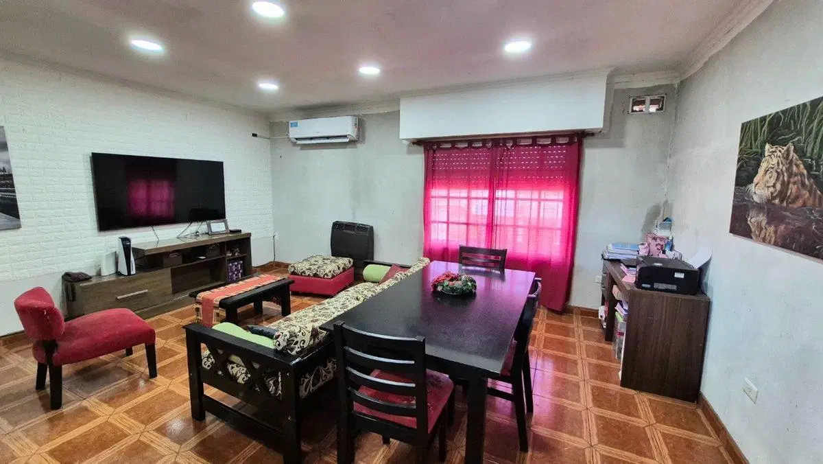 Venta Casa con cochera mas locales Zona Comercial 3