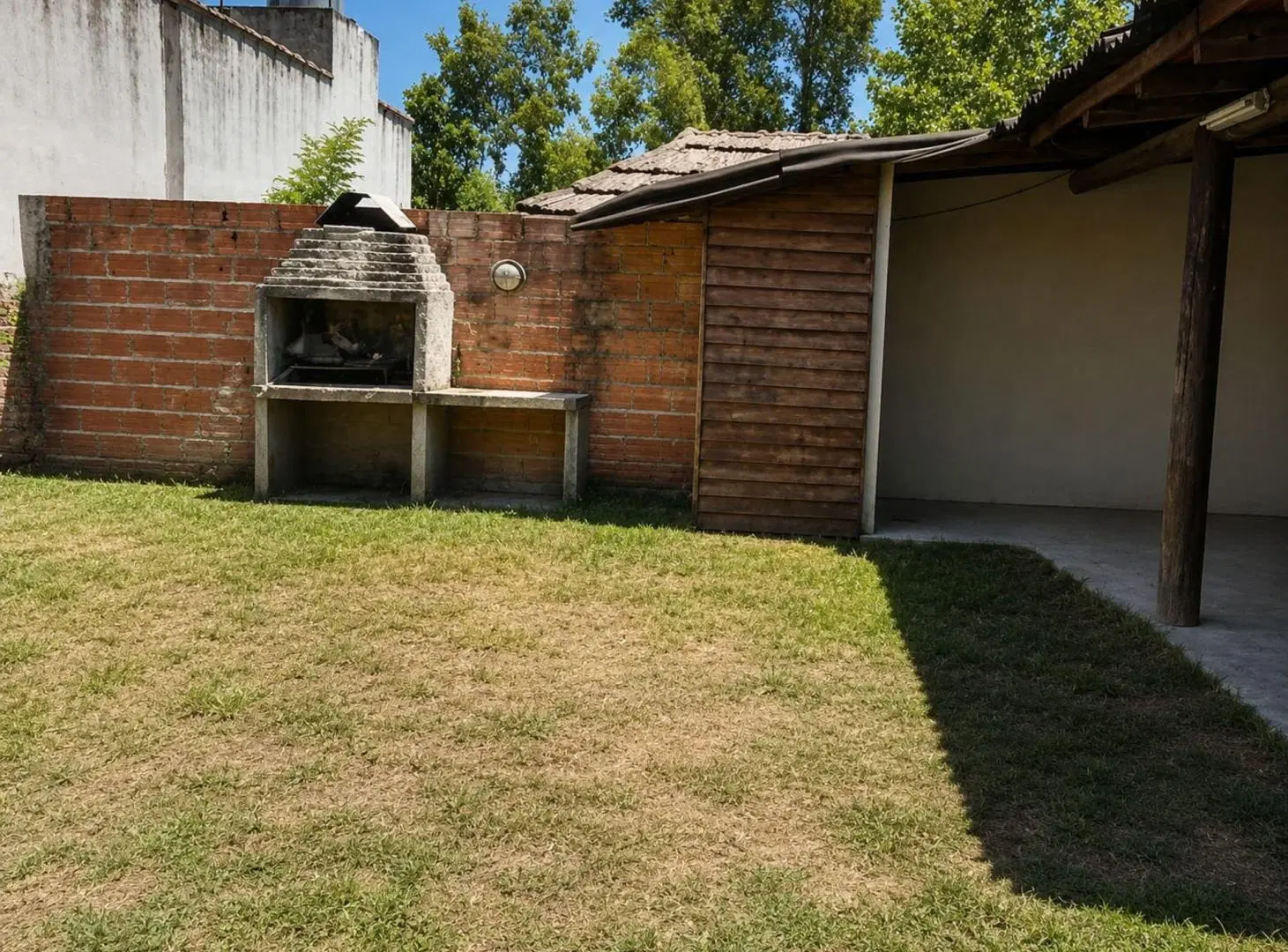 VENTA CASA  4 AMBIENTES AMPLIO PARQUE CON PARRILLA 8
