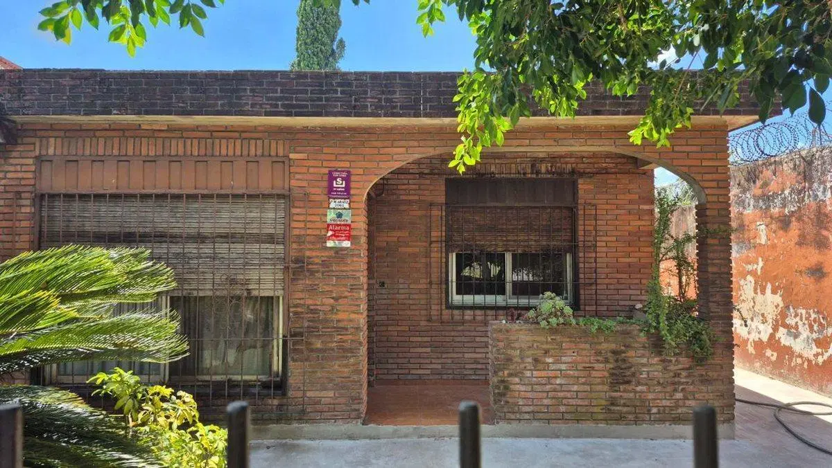 Venta Casa 5 Ambientes con Cochera en Gran Terreno 4