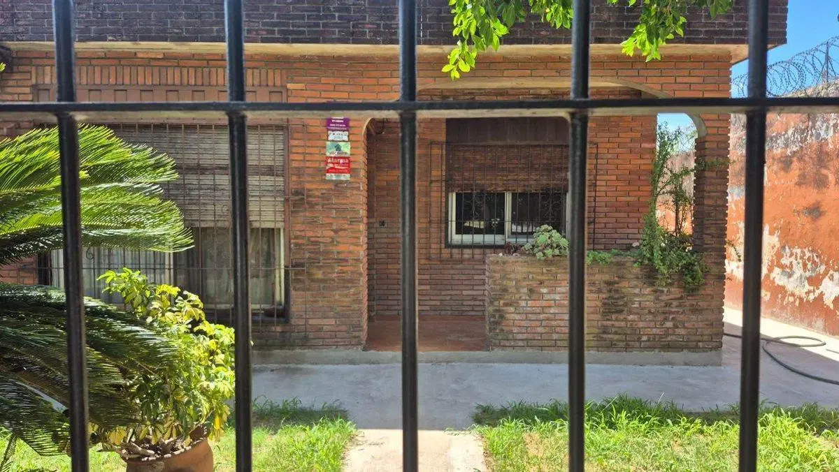 Venta Casa 5 Ambientes con Cochera en Gran Terreno 3