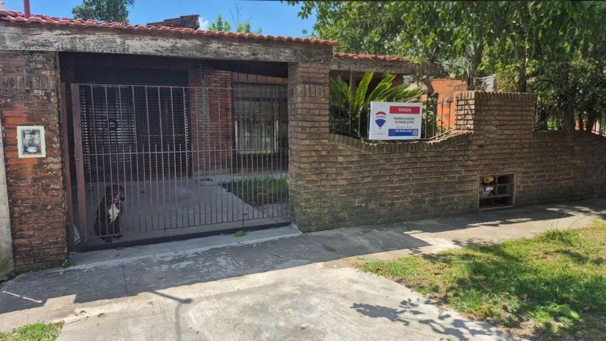 Venta Casa 5 Ambientes con Cochera en Gran Terreno 2