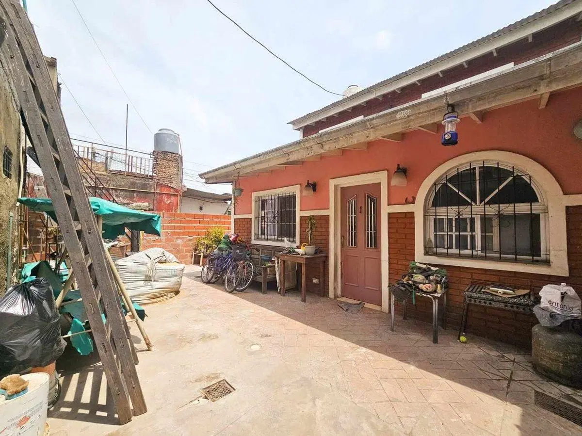 Venta Casa con cochera mas locales sobre avenida. 8