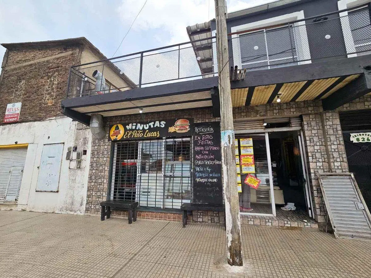 Venta Casa con cochera mas locales sobre avenida. 2