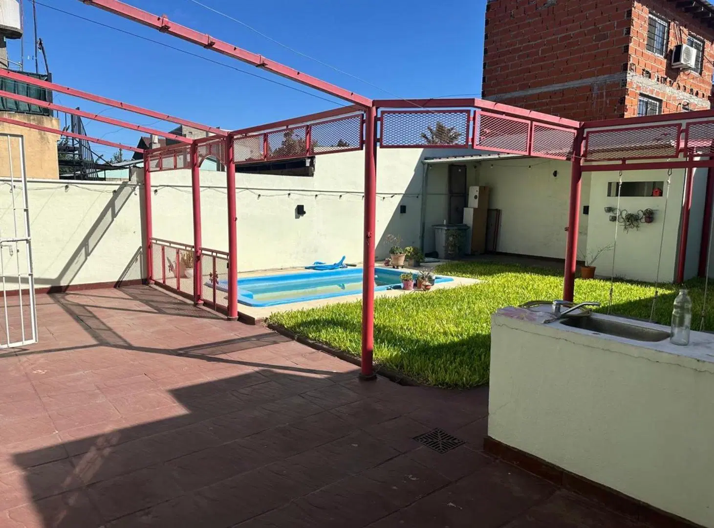 VENTA DE CASA 7 AMBIENTES EN 2 PLANTAS CON COCHERA 1