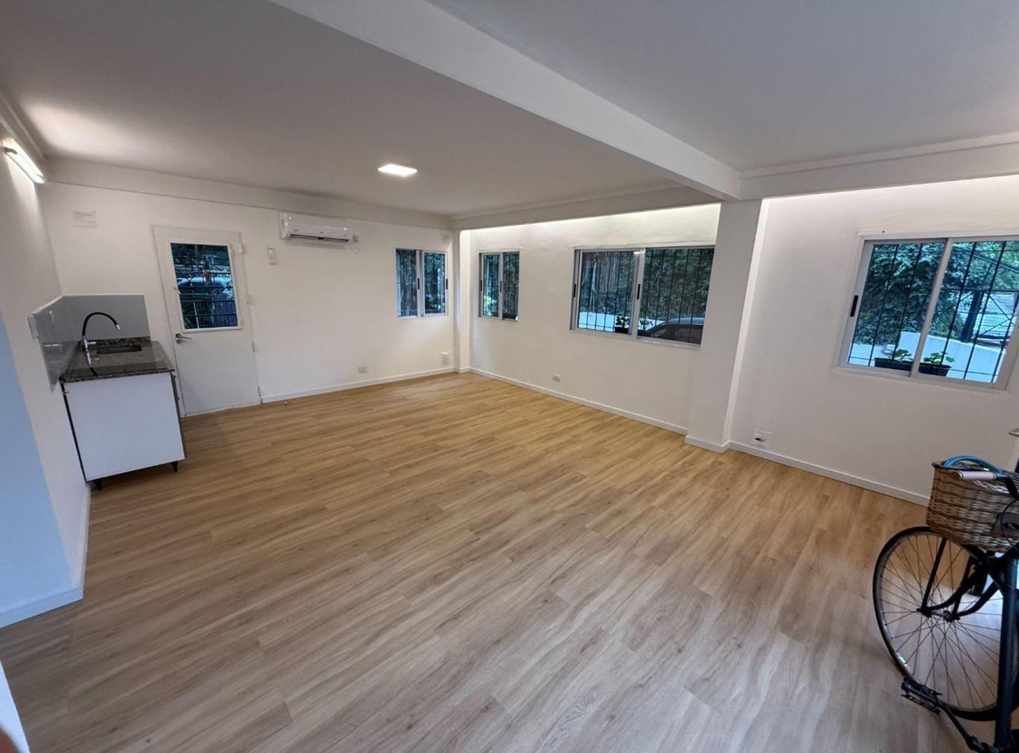 Foto de Alquiler dos ambientes La Lucila con patio en PB, imagen 1