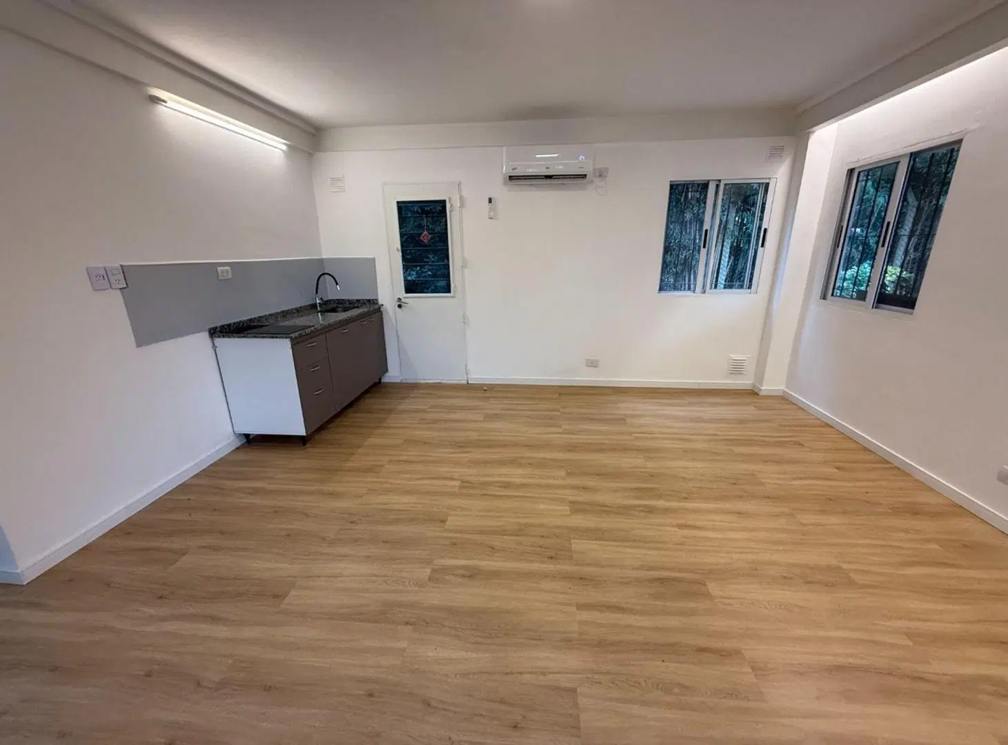 Alquiler dos ambientes La Lucila con patio en PB 3