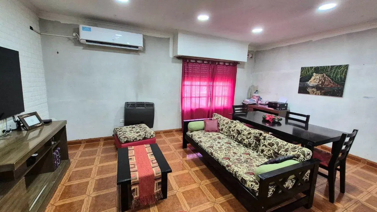 Venta Casa con cochera mas locales Zona Comercial 3
