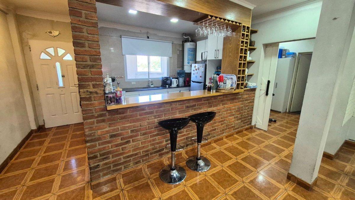 Foto de Venta Casa con cochera mas locales Zona Comercial, imagen 2