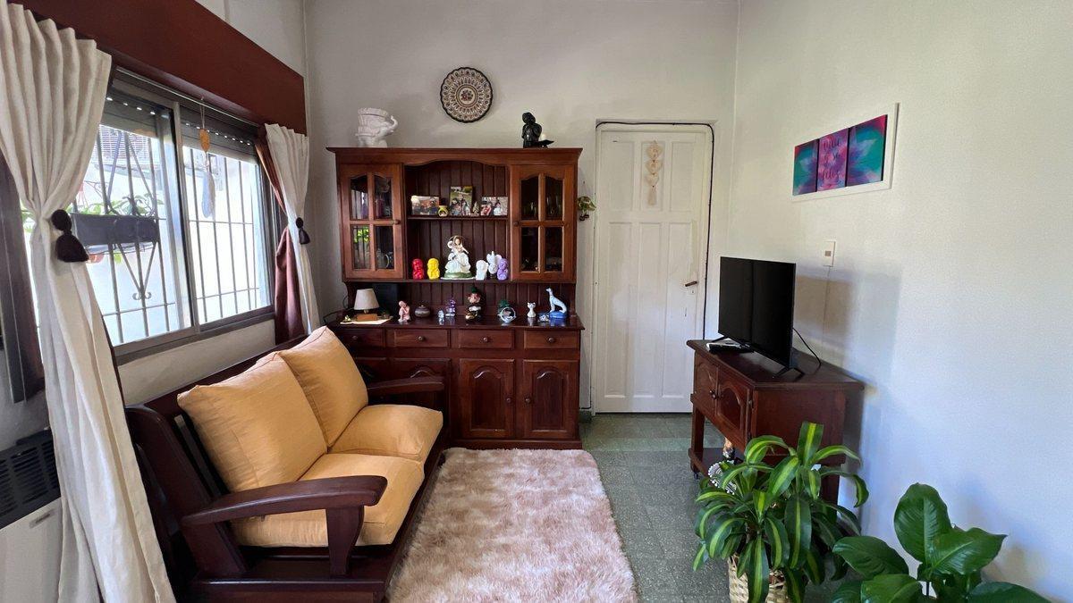 Foto de VENTA CASA Y 2 DEPTOS CON PILETA APTO CREDITO, imagen 2