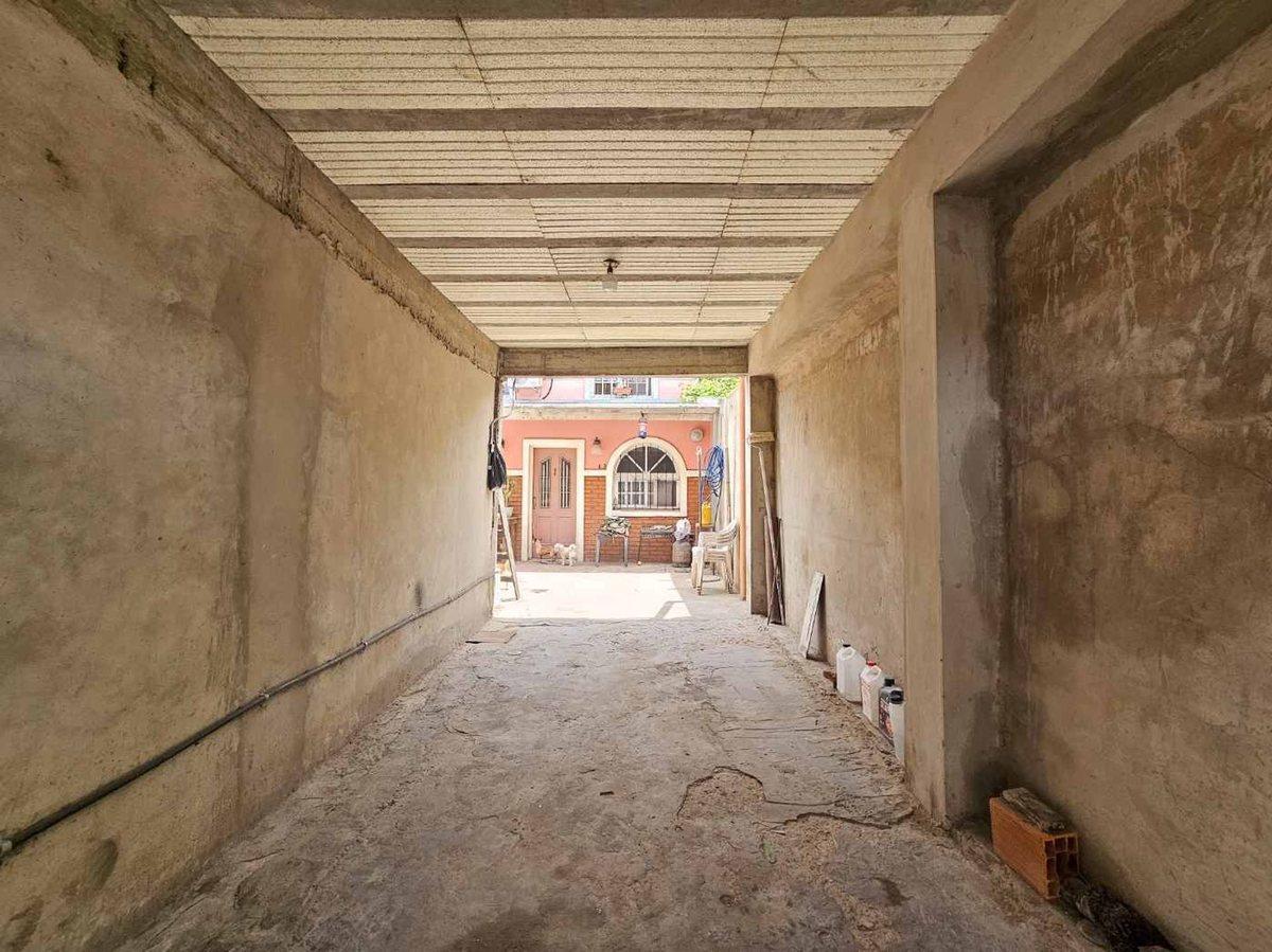 Foto de Venta Casa con cochera mas locales sobre avenida., imagen 4