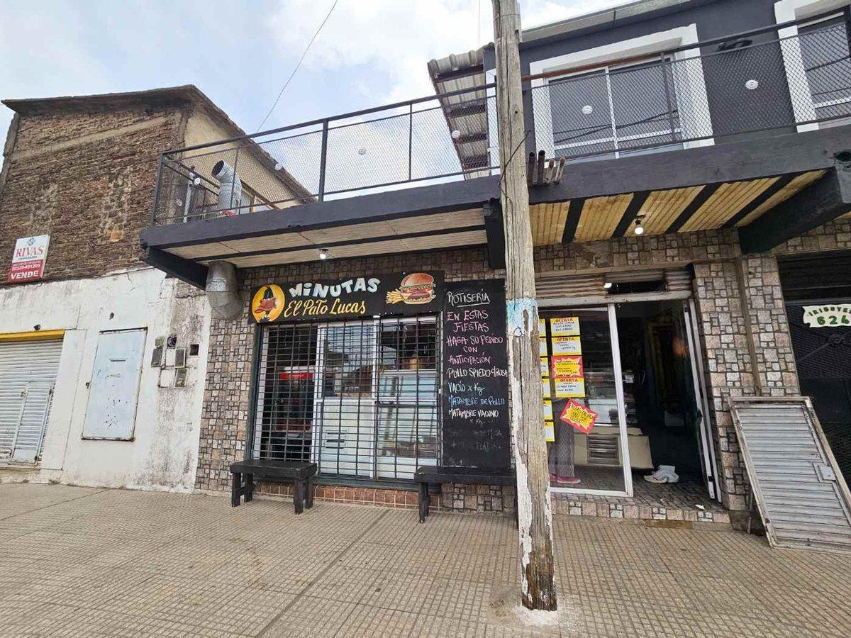 Foto de Venta Casa con cochera mas locales sobre avenida., imagen 2