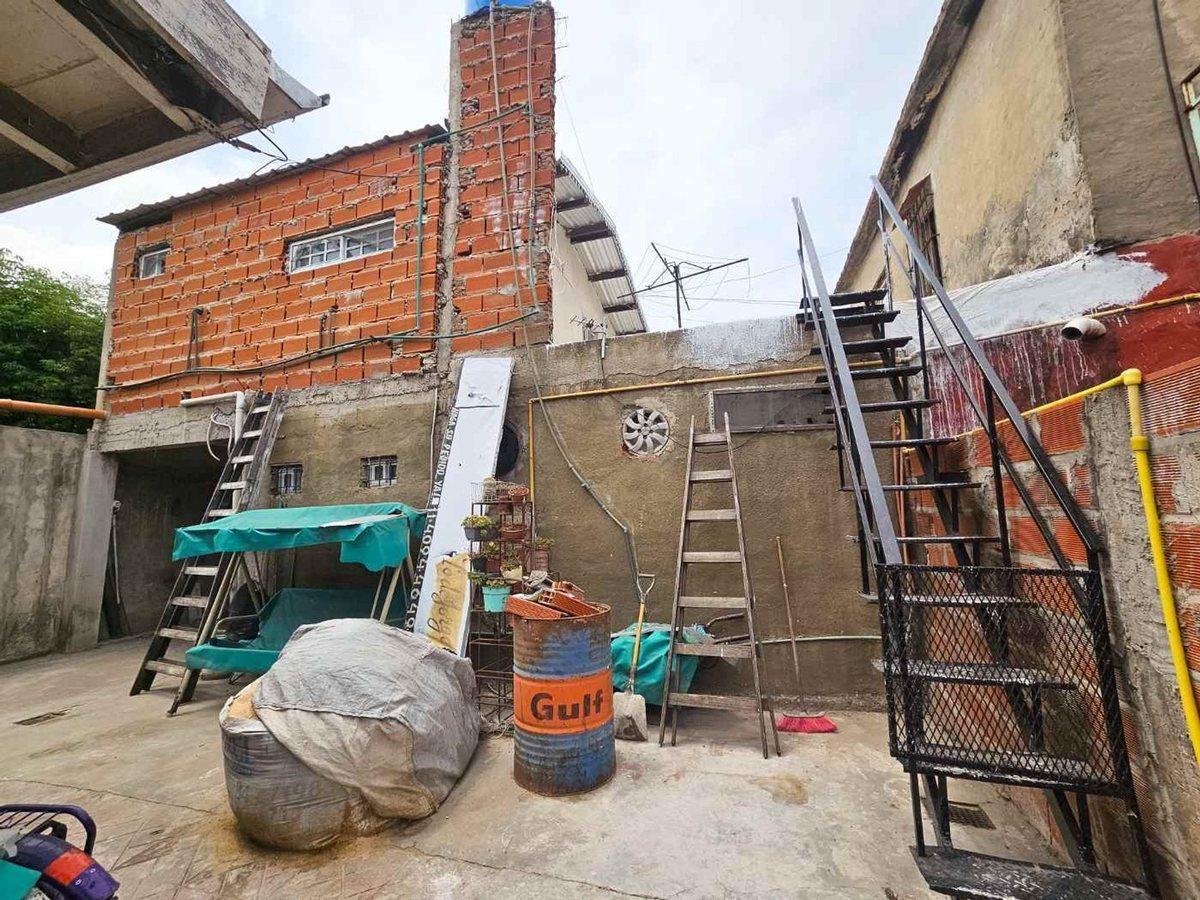 Foto de Venta Casa con cochera mas locales sobre avenida., imagen 3