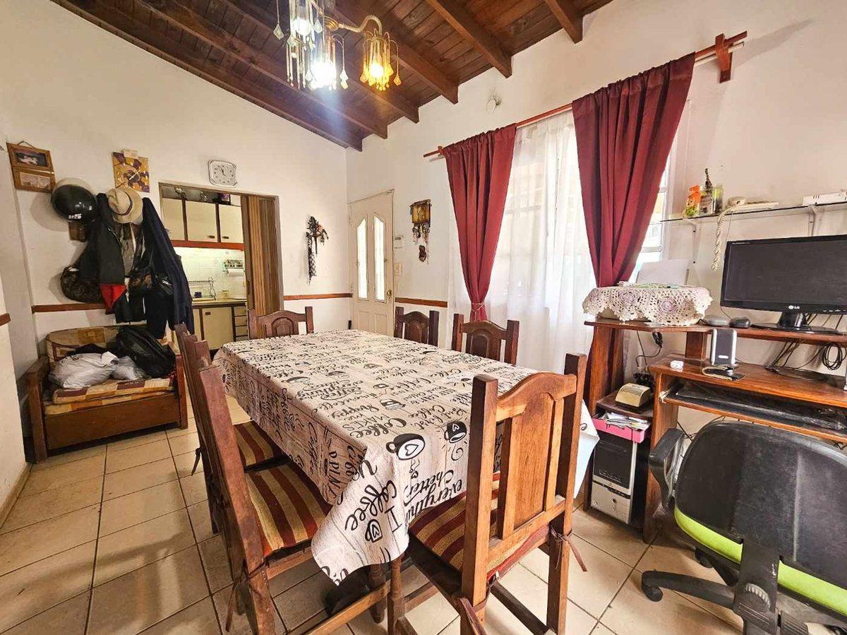 Foto de Venta Casa con cochera mas locales sobre avenida., imagen 1