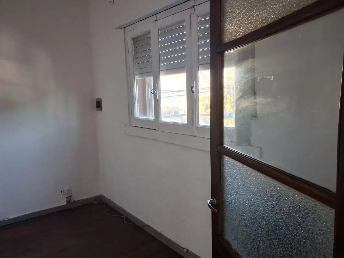 Departamento 3 ambientes sobre Av. principal 4