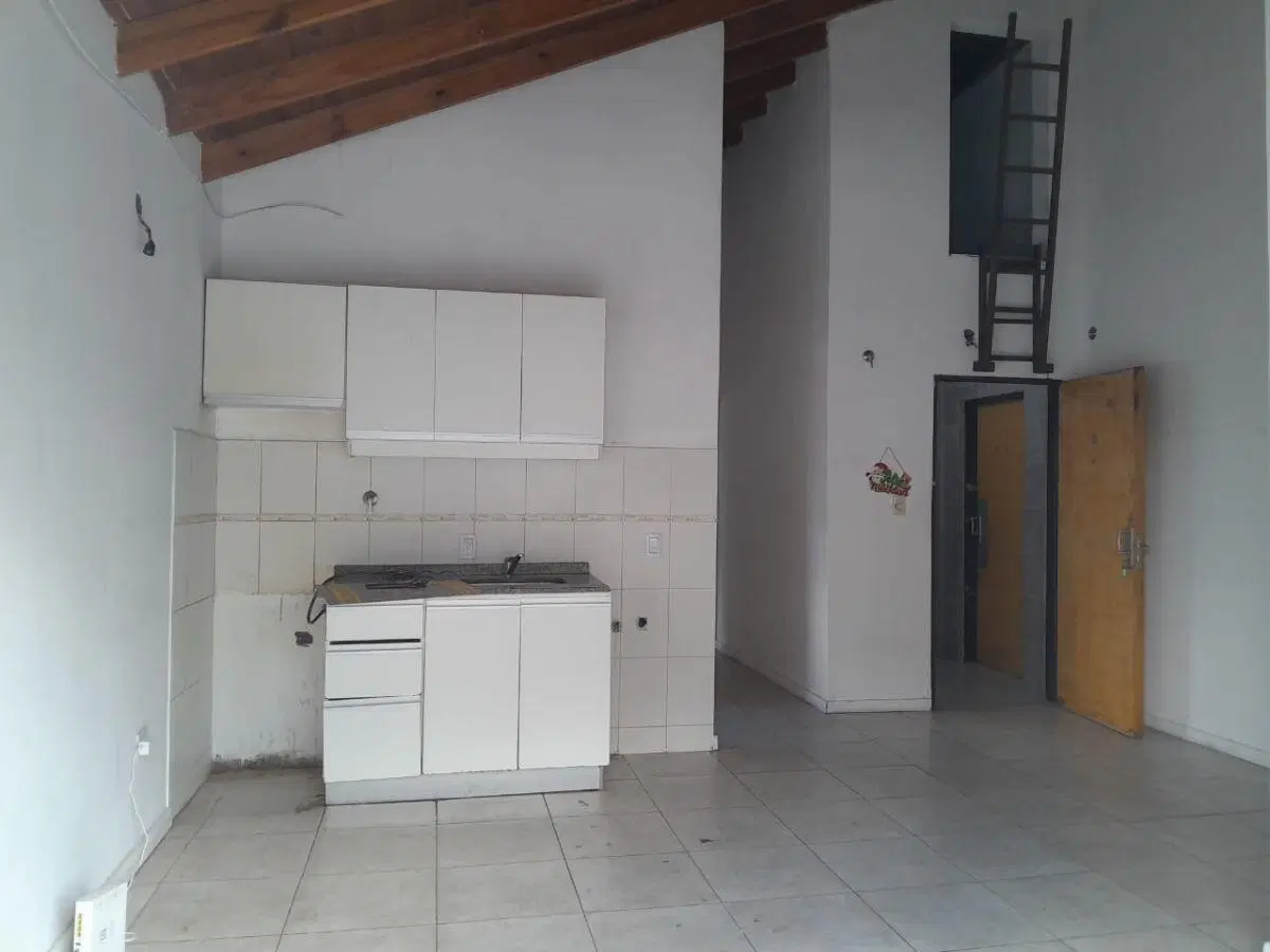 Depto. 3 ambientes en Planta Alta con balcón a la calle 1
